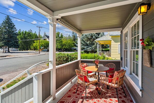 House, 2 Bedrooms | Outdoor dining - Charming Downtown Mccloud Retreat 2 Bedroom Home by RedAwning (McCloud)