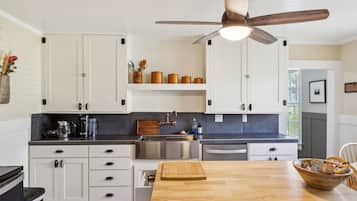 Casa, 2 habitaciones | Cocina privada | Refrigerador, horno, cafetera y tetera y tetera eléctrica