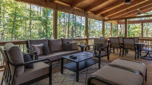 Outdoor dining - The Great Escape - 2 Bedrooms, 2.5 Baths, Sleeps 12 Home by RedAwning (Tellico Plains)