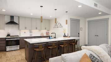 Apartment, 3 Bedrooms | Private kitchen | Fridge, oven, coffee/tea maker, toaster