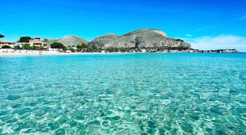 holiday home a stone's throw from Mondello Rooms air conditioning, TV and garden