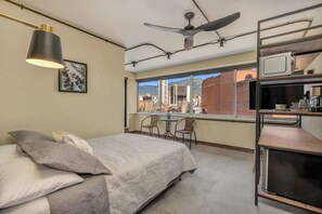 1 多间卧室、办公桌、WiFi、床单