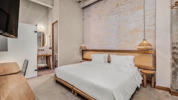 1 bedroom, desk, travel crib, WiFi