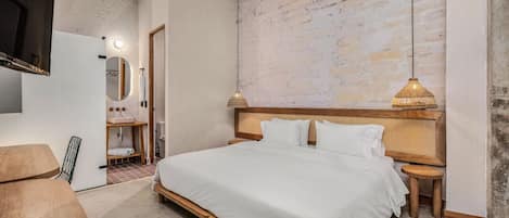 1 bedroom, desk, travel cot, WiFi