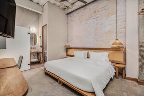 1 bedroom, desk, travel cot, WiFi