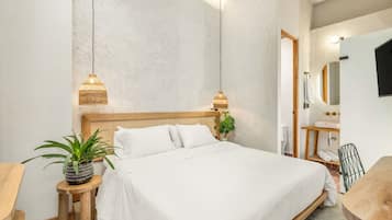 1 bedroom, desk, travel cot, WiFi