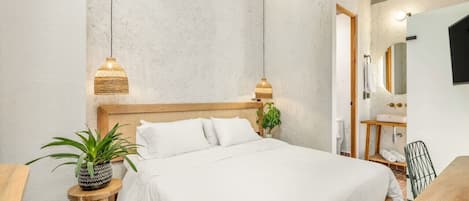 1 bedroom, desk, travel cot, WiFi