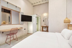 1 bedroom, desk, travel cot, WiFi