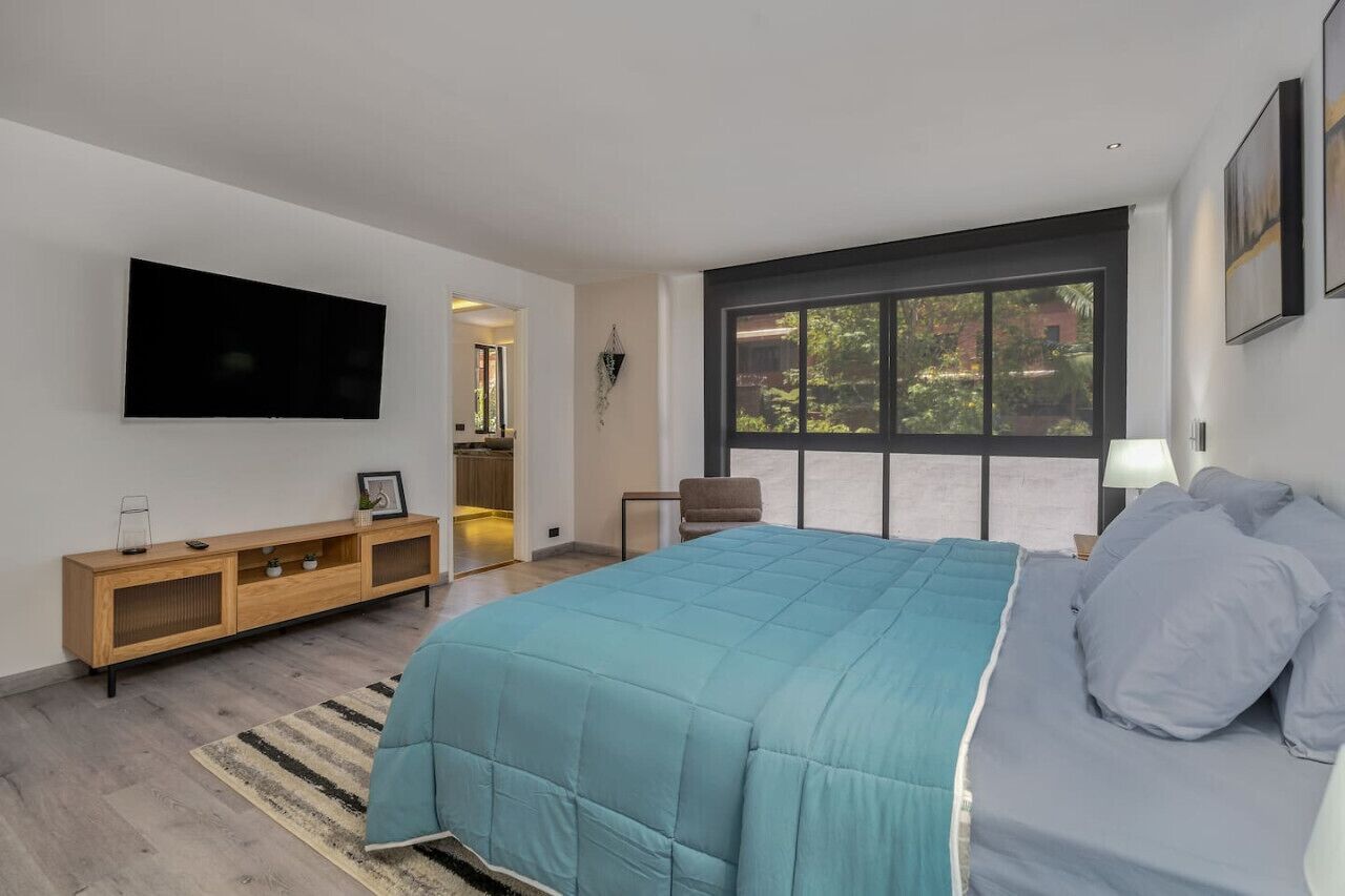 3 habitaciones, tabla de planchar con plancha y cuna de viaje 