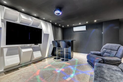 Luxury 3BR Retreat, Private Jacuzzi, Nightclub and AC