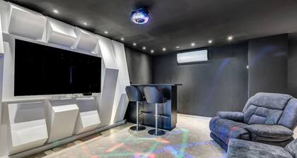 Luxury 3BR Retreat, Private Jacuzzi, Nightclub and AC