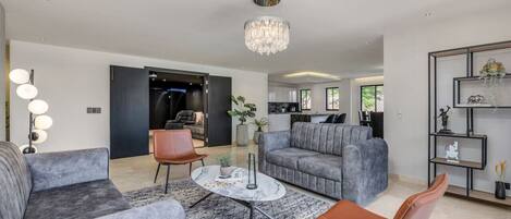 Una Smart TV, un reproductor estéreo