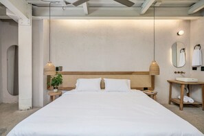 1 bedroom, desk, travel crib, WiFi