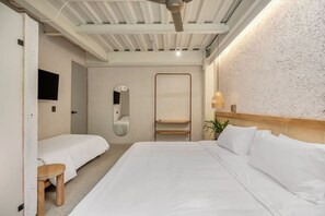 1 bedroom, desk, WiFi, bed sheets - Luxury Suite in the Heart of Manila, 3pax room (Medellín)