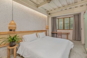 1 bedroom, desk, WiFi, bed sheets