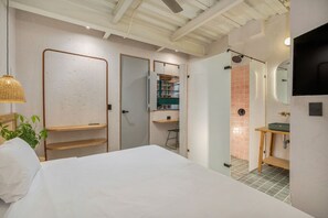 1 bedroom, desk, travel crib, WiFi