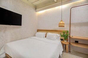 1 bedroom, desk, travel crib, WiFi