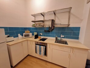 Een microgolfoven, een oven, een kookplaat