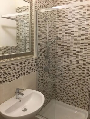 Een haardroger, een bidet, handdoeken, zeep