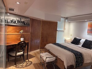 5 bedrooms, iron/ironing board, WiFi, wheelchair access - 5-Bedroom 6000SF wood and glass retreat in Atlanta, surrounded by greenery.   (Atlanta)