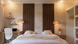 Ein modernes Schlafzimmer mit einem großen Bett, einem Schreibtisch und einem Stuhl.