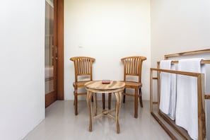Studio, 1 King Bed, Non Smoking, Kitchen | Terrace/patio