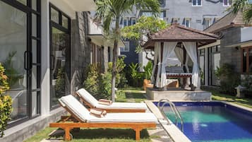 Una piscina al aire libre, camas de piscina gratis