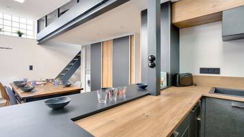 Een koelkast, een microgolfoven, een oven, een vaatwasser