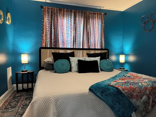 2 bedrooms, desk, iron/ironing board, free WiFi - Hot Tub & Pets—Catch Butler Basketball & Winter Jam this week (Indianapolis)