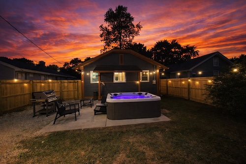 Private Hot Tub / Arcade Games /Fenced Yard + EV