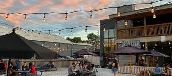 Hot Tub+Arcade / Fire Pit Retreat Near Monon Trail