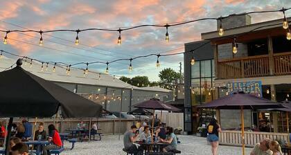 Hot Tub+Arcade / Fire Pit Retreat Near Monon Trail