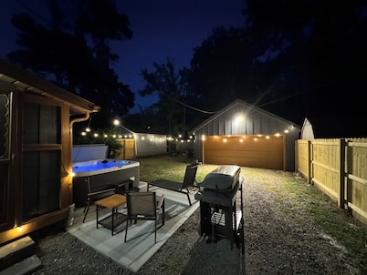 Indy Bungalow-Near Butler & Broad Ripple-Hot Tub!