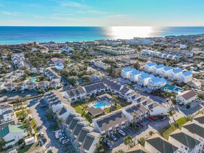 Exterior - Short walk to beach! Sparkling swimming pool! Beautifully renovated townhouse! (Miramar Beach)