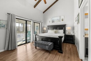 2 bedrooms, free WiFi, bed sheets - Short walk to beach! Sparkling swimming pool! Beautifully renovated townhouse! (Miramar Beach)