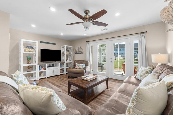 Smart TV - Short walk to beach! Sparkling swimming pool! Beautifully renovated townhouse! (Miramar Beach)