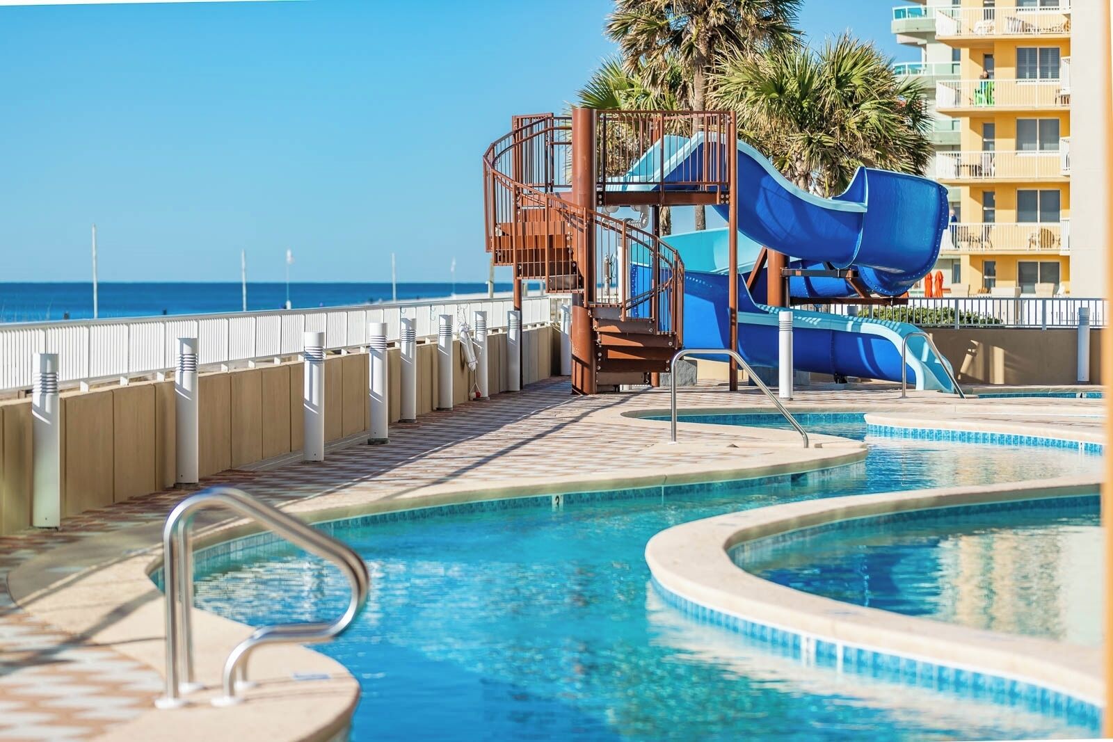 Una piscina cubierta