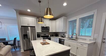 New! Welcome to Ode to Aubie! Full house 3 bedroom - 1.4 m to the Stadium!