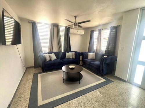 Stylish Remodeled 3BR w Yard Near Airport and Beaches