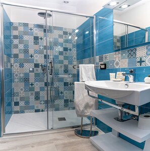 Doccia, asciugacapelli, bidet, asciugamani