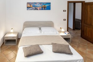 6 bedrooms, iron/ironing board, travel cot, free WiFi - AMORE RENTALS - Villa Lions Rose with Swimming Pool and Sea View (Sant´Agata sui Due Golfi)