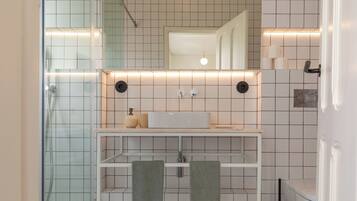 Bruser, hårtørrer, håndklæder, Sæbe