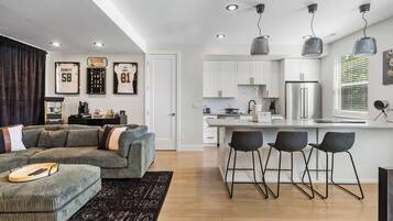 Smart-TV, Kamin, DVD-Player, Stereoanlage