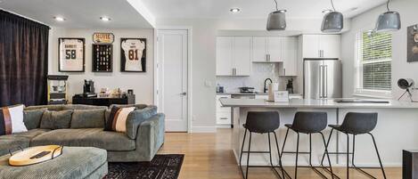 Smart TV, chimenea, reproductor de DVD y estéreo