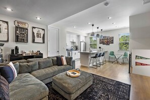 Smart TV, fireplace, DVD player, stereo