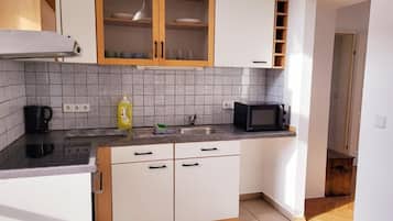 Departamento, balcón | Cocina privada | Refrigerador, microondas, horno y parrilla de estufa
