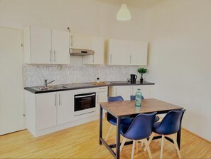 Apartment, 1 Bedroom | Private kitchen | Fridge, microwave, oven, stovetop - Oswald Apartments Vienna (Vienna)