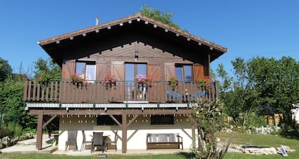 Chalet dans le Revermont, proche des sentiers de randonnées. Pour 2 personnes.