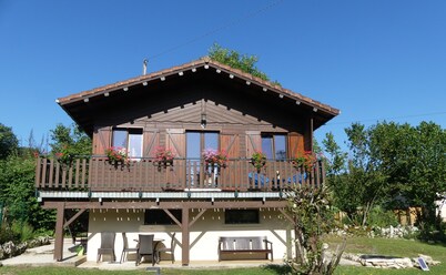 Chalet Dans le Revermont, Proche de Lacs et Sentiers de Randonnées. Très Calme