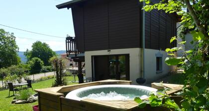 Chalet Dans le Revermont, Proche de Lacs et Sentiers de Randonnées. Très Calme
